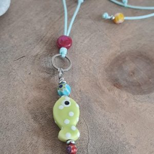 Collier d&rsquo;été coloré, poisson et perles en céramique et verre sur cordon nylon, fait main