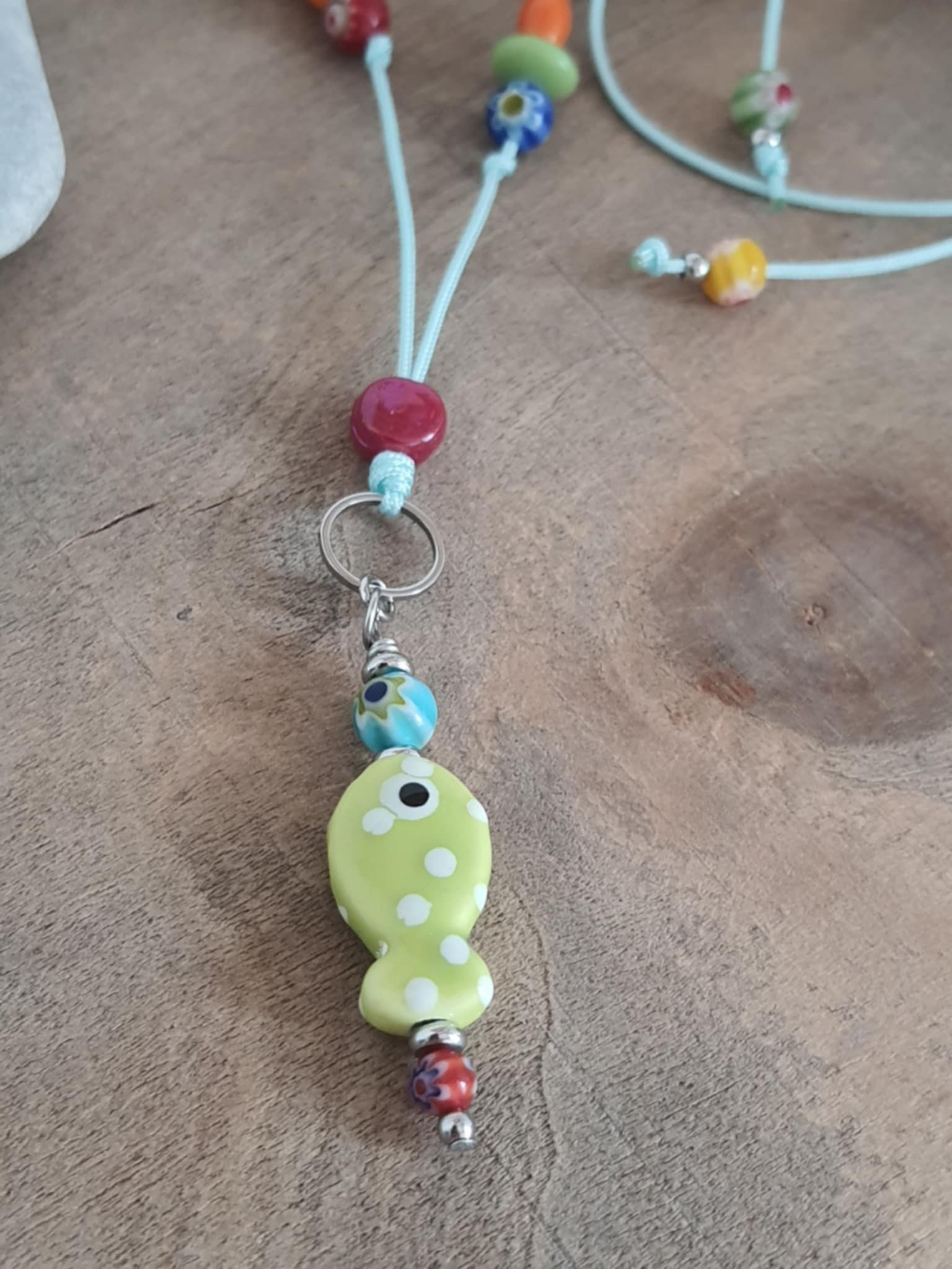 Collier d'été coloré, poisson et perles en céramique et verre sur cordon nylon, fait main