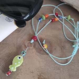 Collier d&rsquo;été coloré, poisson et perles en céramique et verre sur cordon nylon, fait main