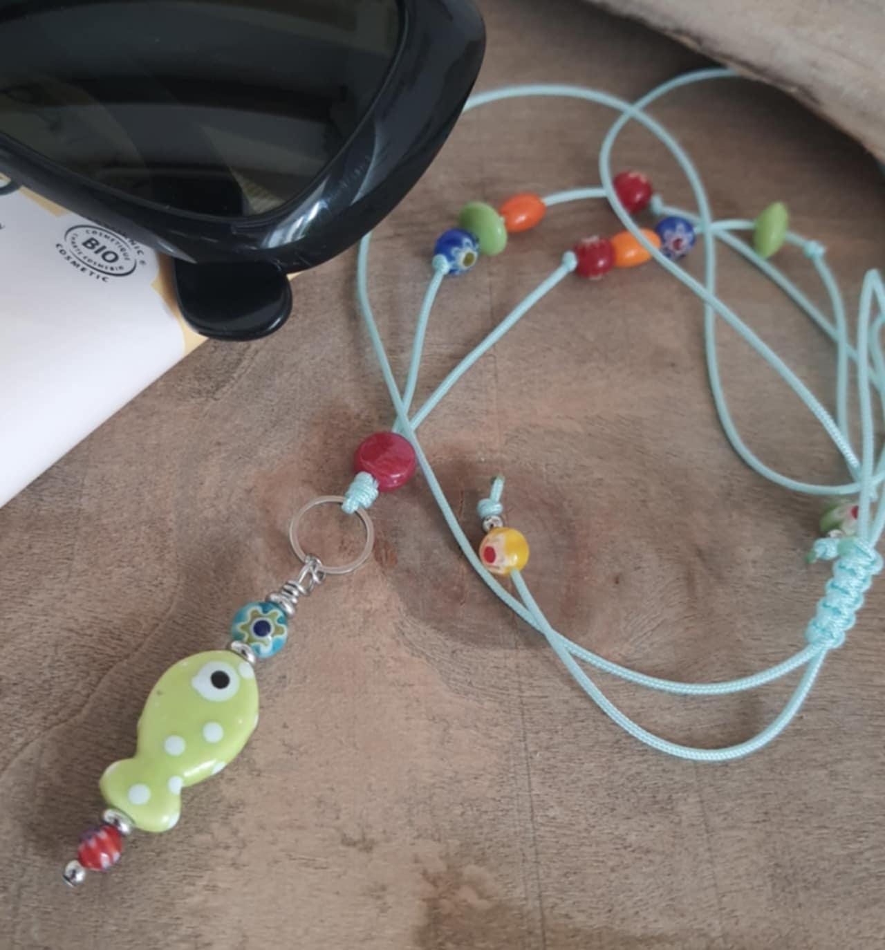 Collier d'été coloré, poisson et perles en céramique et verre sur cordon nylon, fait main