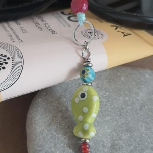 Collier d&rsquo;été coloré, poisson et perles en céramique et verre sur cordon nylon, fait main