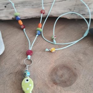 Collier d&rsquo;été coloré, poisson et perles en céramique et verre sur cordon nylon, fait main
