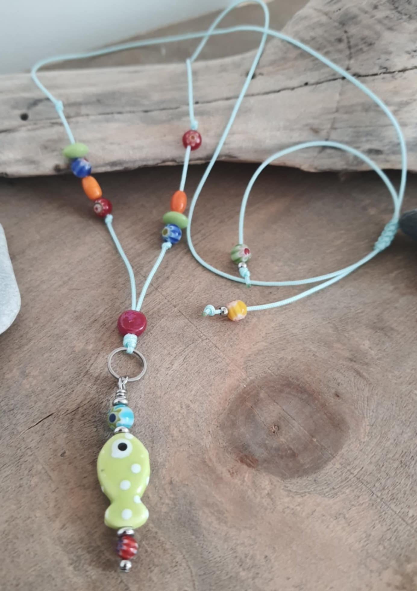 Collier d'été coloré, poisson et perles en céramique et verre sur cordon nylon, fait main
