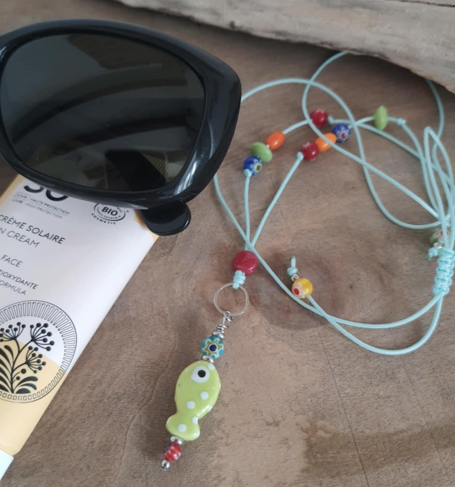 Collier d'été coloré, poisson et perles en céramique et verre sur cordon nylon, fait main