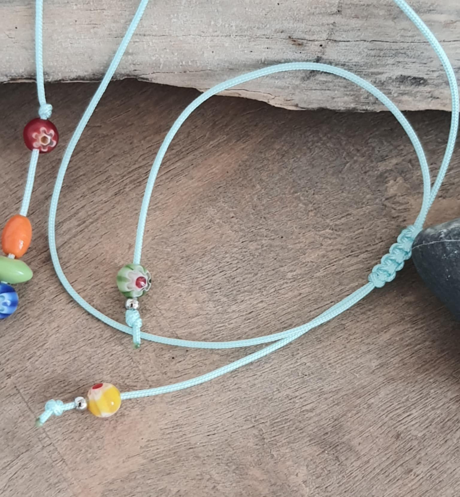Collier d'été coloré, poisson et perles en céramique et verre sur cordon nylon, fait main