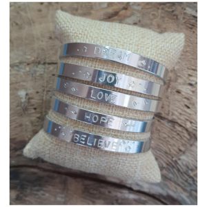 Jonc en aluminium gravé à la main – Mot inspirant (Dream, Joy, Love, Hope, Believe)