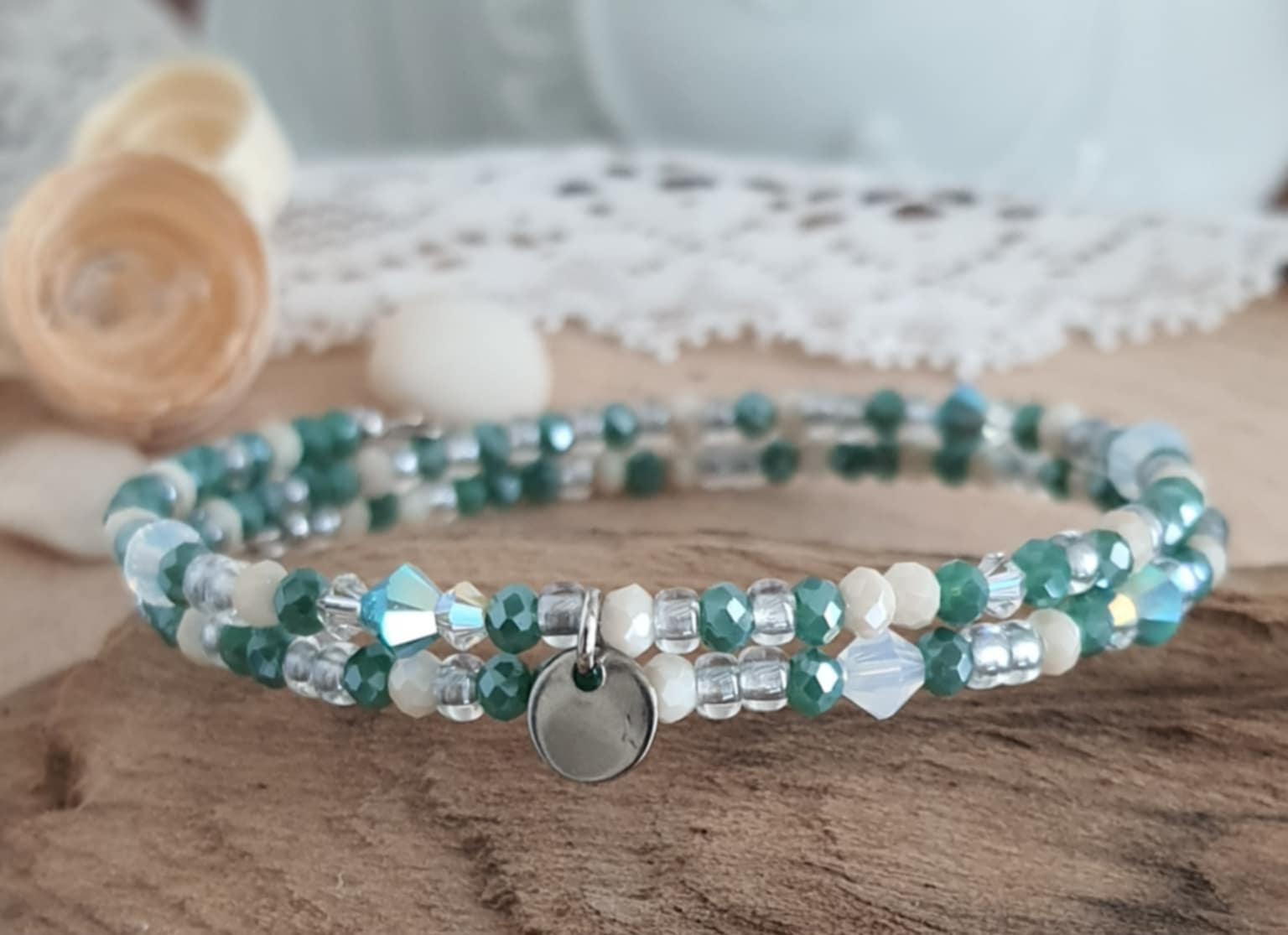 Bracelet manchette à mémoire de forme 2 rangs, perles en verre et cristal, vert émeraude