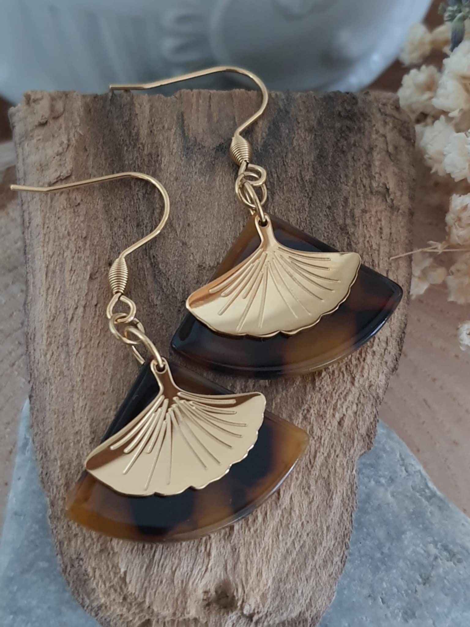 Boucles d'oreilles feuilles de ginkgo dorées et imitation écaille de tortue