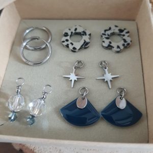 Box boucles d’oreilles créoles argentées 4 breloques interchangeables