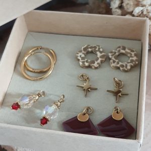 Box boucles d’oreilles créoles dorées 4 breloques interchangeables