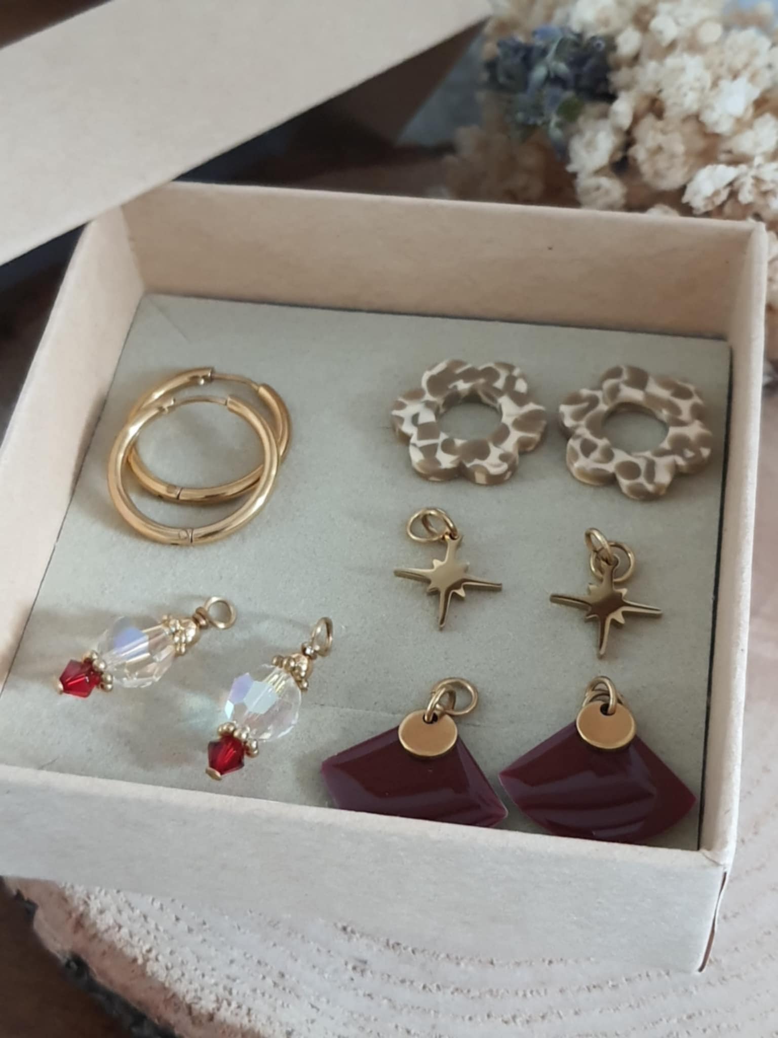 Box boucles d’oreilles créoles dorées 4 breloques interchangeables