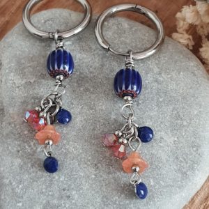 Boucles d’oreilles créoles pampilles et fleurs bleu nuit et orange corail