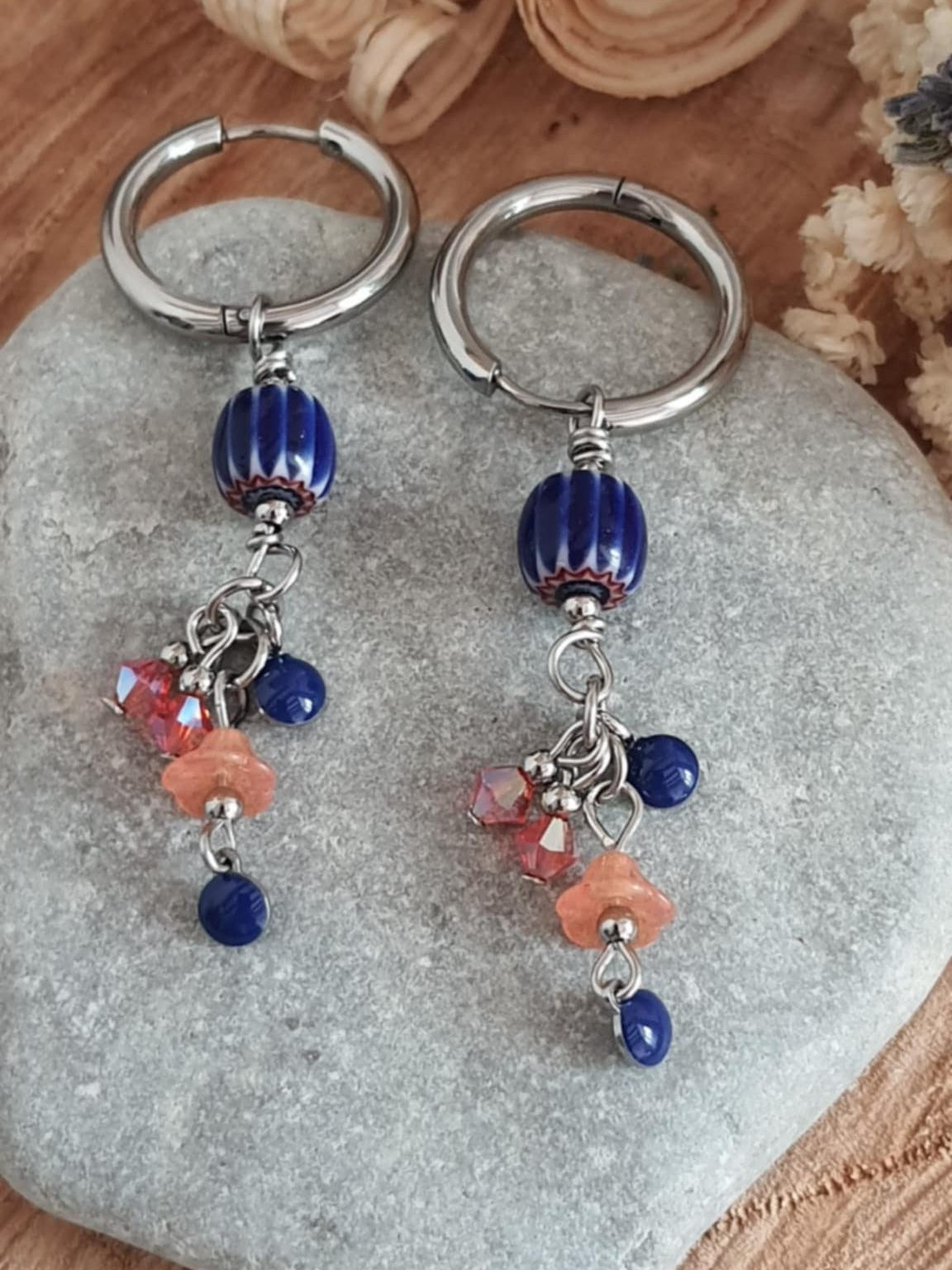 Boucles d’oreilles créoles pampilles et fleurs bleu nuit et orange corail
