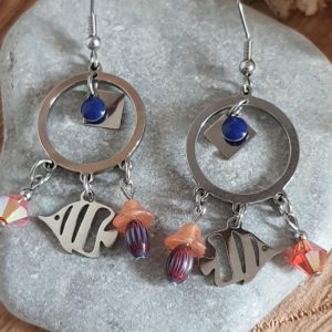 Boucles d’oreilles pendantes poissons et perles, bleu nuit et orange corail