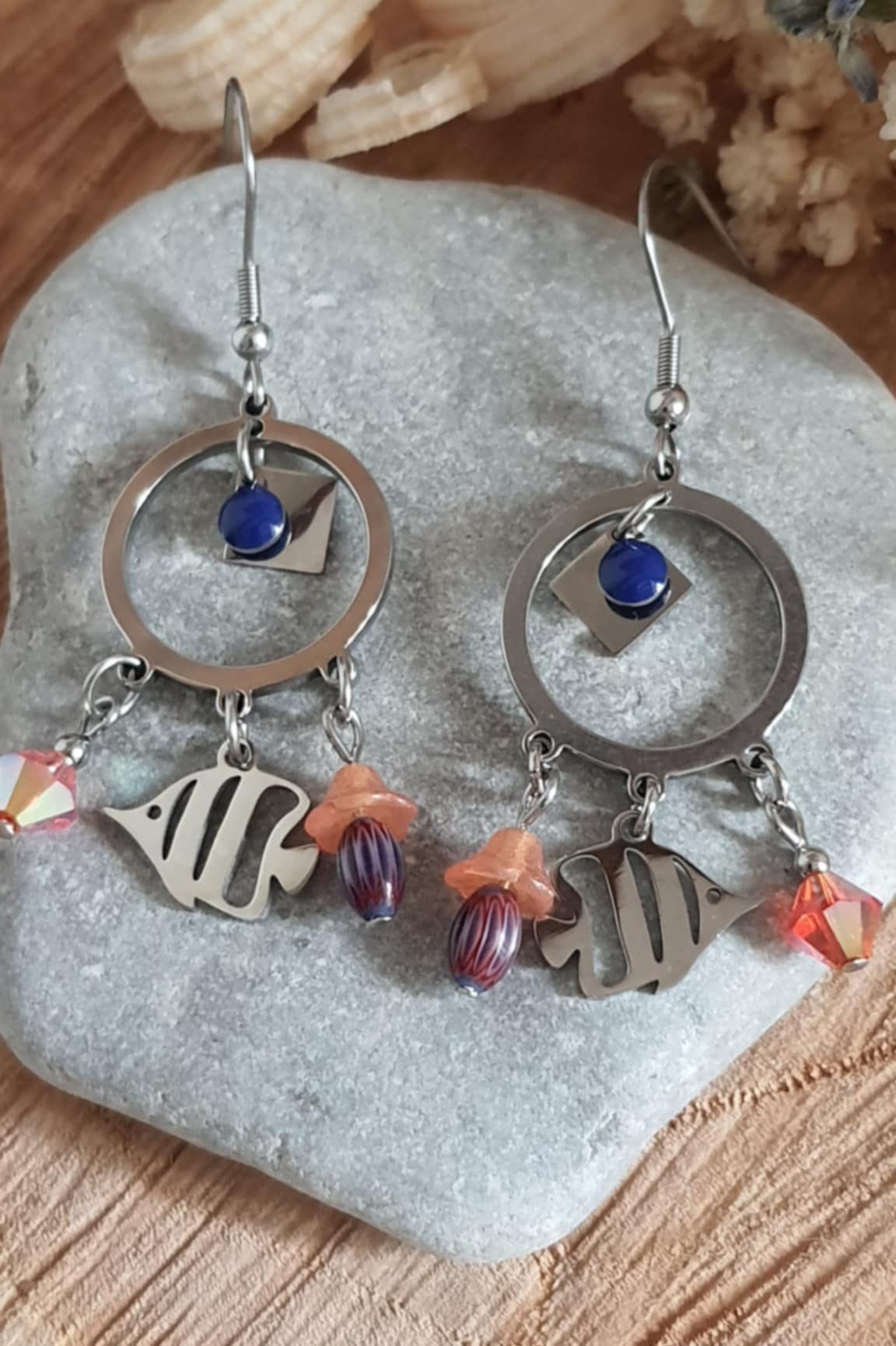 Boucles d’oreilles pendantes poissons et perles, bleu nuit et orange corail