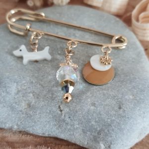 Broche en acier inoxydable doré – chien et perles