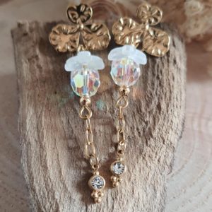 Boucles d’oreilles florales en acier inoxydable doré et perles irisées