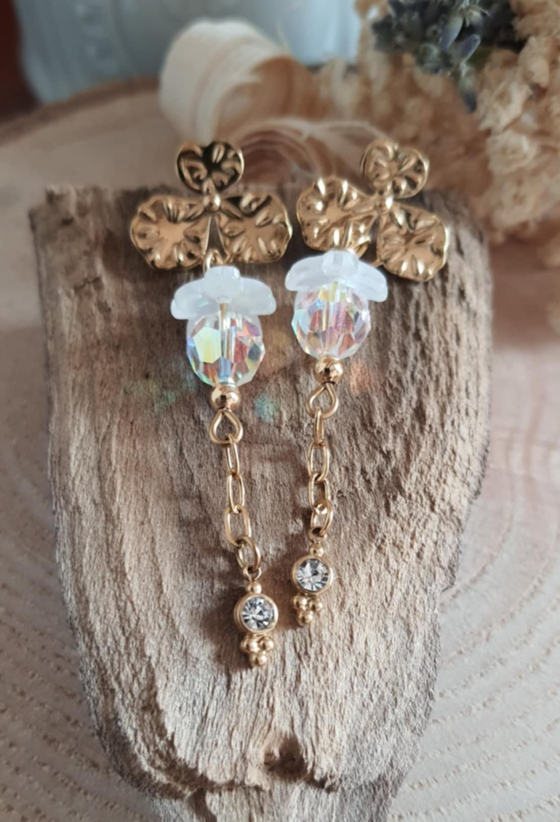 Boucles d'oreilles florales en acier inoxydable doré et perles irisées