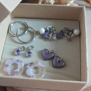 Box boucles d’oreilles créoles 4 breloques modulables – modèle violet