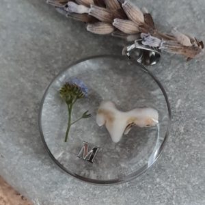 Collier médaillon pendentif en résine – Création personnalisée spécifique sur demande, en lien avec les animaux.