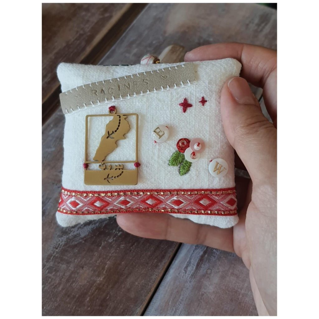 Coussin brodé symbolique