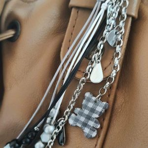 Bijou de sac noir et blanc, ourson vichy