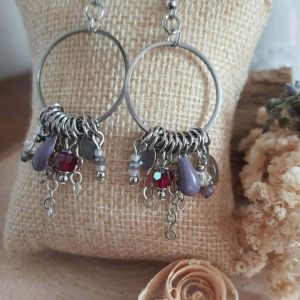 Boucles d’oreilles créoles bohèmes argentées - pampilles rouges et mauves