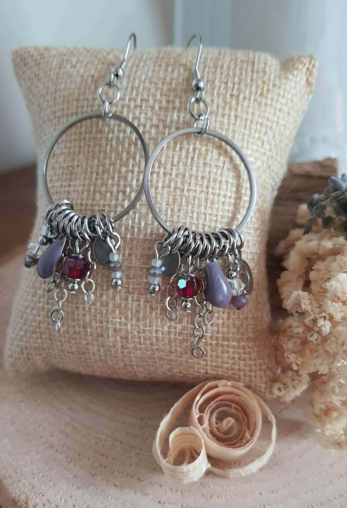 Boucles d’oreilles créoles bohèmes argentées - pampilles rouges et mauves