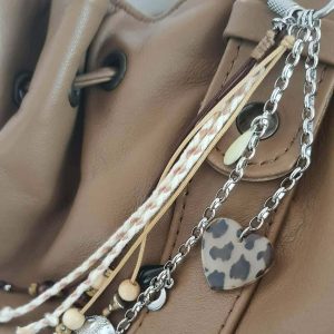 Bijou de sac marron et blanc, coeur léopard